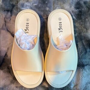 Rouge Helium Women’s Cream Slide Sandals